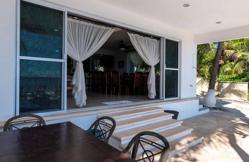 Akumal Villa | Spacious Beachfront Living on Akumal Bay