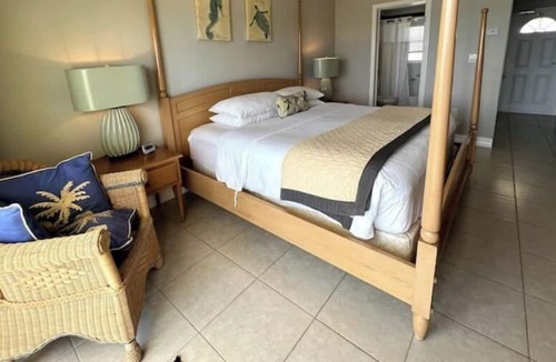 Colliers Bay Apartment | Spacious Beachfront Penthouse Studio -Sleeps 2
