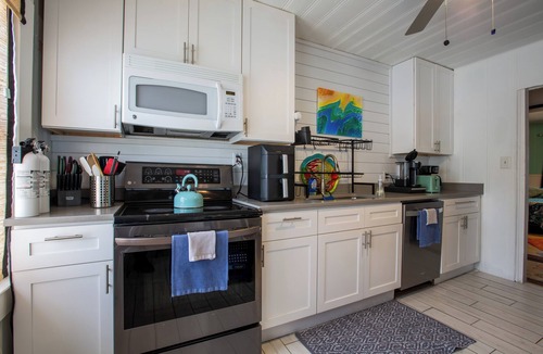 North Carolina Coast House | Spacious Beachy Bungalo One Block From the Ocean