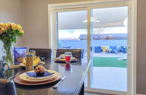Page House | Spacious bedroom w King Bed/55" TV/Big fenced yard w games/Dogs OK/Boat parking