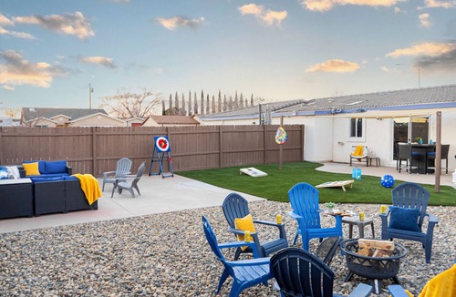Page House | Spacious bedroom w King Bed/55" TV/Big fenced yard w games/Dogs OK/Boat parking