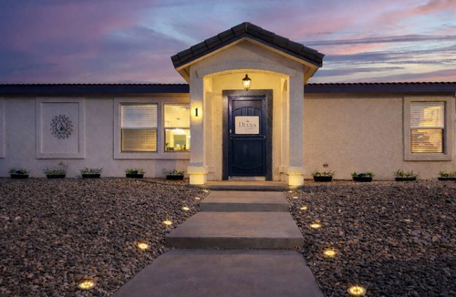 Page House | Spacious bedroom w King Bed/55" TV/Big fenced yard w games/Dogs OK/Boat parking