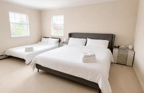 Arbutus Ridge House | Spacious bedroom with Ensuite Bath near Kitsilano