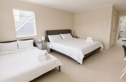 Arbutus Ridge House | Spacious bedroom with Ensuite Bath near Kitsilano