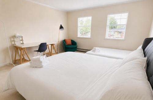 Arbutus Ridge House | Spacious bedroom with Ensuite Bath near Kitsilano