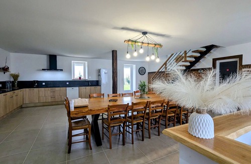 Lys-Saint-Georges Cottage | Spacious Berry Cottage with Garden, Games and Parking