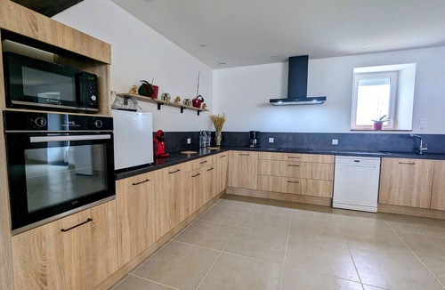 Lys-Saint-Georges Cottage | Spacious Berry Cottage with Garden, Games and Parking