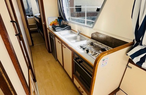 Colombiers Boat Rental | Spacious boat with water view - 8 guests