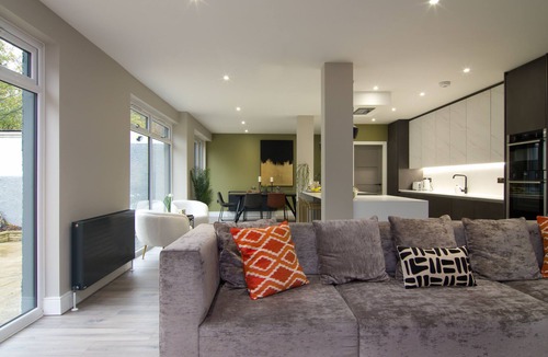 Duddingston Villa | Spacious, Boujee Villa with Garden and Hot Tub