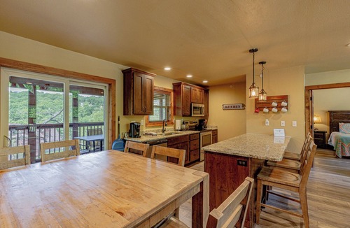 Reeds Spring Cabin | Spacious Branson Cabin Near Silver Dollar City Pool Lake Golf Sleeps 12