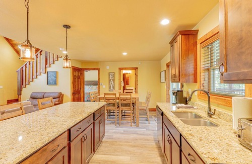 Reeds Spring Cabin | Spacious Branson Cabin Near Silver Dollar City Pool Lake Golf Sleeps 12