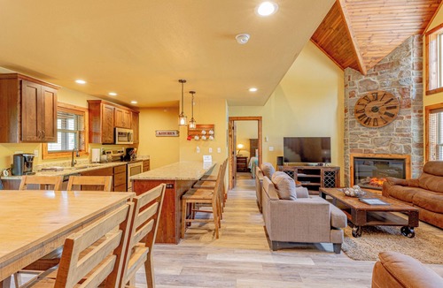Reeds Spring Cabin | Spacious Branson Cabin Near Silver Dollar City Pool Lake Golf Sleeps 12