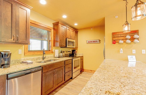 Reeds Spring Cabin | Spacious Branson Cabin Near Silver Dollar City Pool Lake Golf Sleeps 12