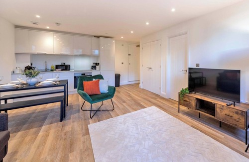 Gravesend Apartment | Spacious & Bright 1 Bedroom Apartment in Gravesend