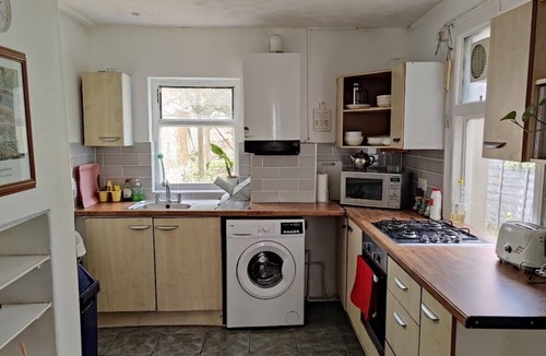Broad Green House | Spacious & Bright 2-bed Detached House With Garden - 2 Mins From Station & Town