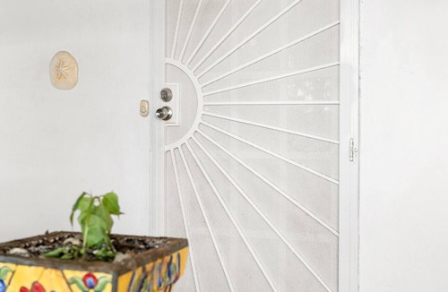 Parque Apartment | Spacious & Bright 2bd Apt, Steps to Sand w/Generator!
