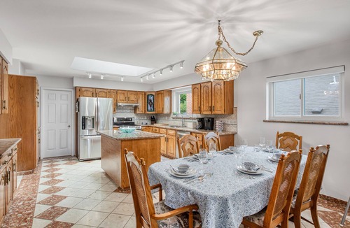 Arbutus Ridge House | Spacious & Bright 3BR + 3BTH near UBC (direct road!) & Downtown