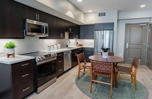 Burlingame Condo | Spacious & Bright 3BR Condo in Bayswater