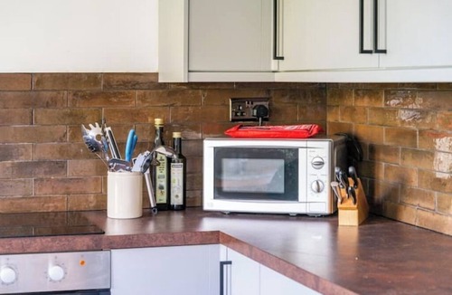 Leith Apartment | Spacious, bright and quiet 2-bedroom flat in historic Leith