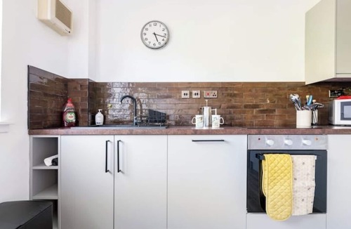 Leith Apartment | Spacious, bright and quiet 2-bedroom flat in historic Leith