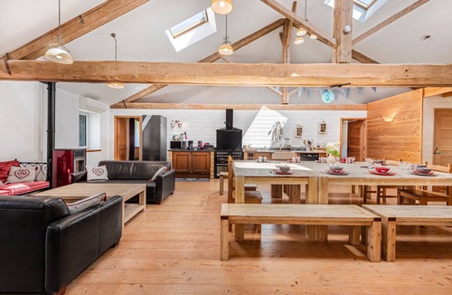 Beaujeu House | Spacious, Bright and Welcoming Gîte with Mountain View, Private Terrace and Air Conditioning