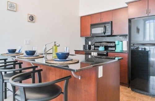 Haysboro Apartment | Spacious & Bright Condo 10 Min from DT