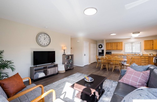 Bayshore - Klatt House | Spacious, bright, convenient to everything in Anchorage! Bonus room!