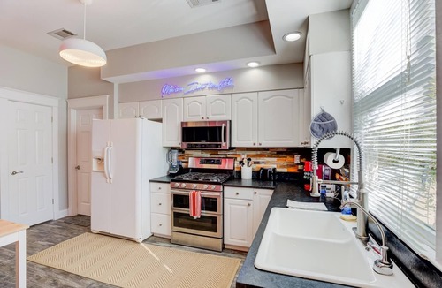 New Pathways Cottage | Spacious & Bright Cottage in Beautiful, Safe Midtown - 2 Miles from Beale Street