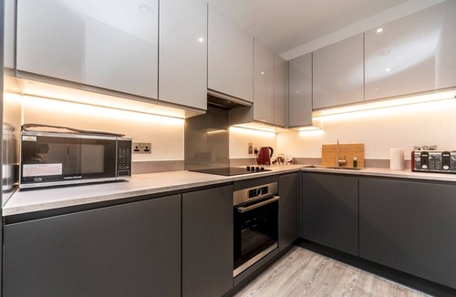 Abbey Wood Apartment | Spacious Bright Flat 20 Mins To Central London - Pass the Keys