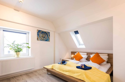 Lechhausen Apartment | Spacious & Bright: King Bed, Kitchen, Free Parking
