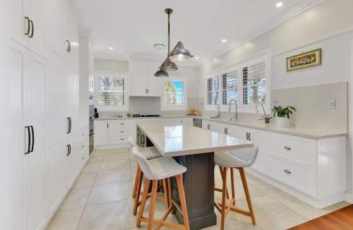 Cotswold Hills House | Spacious Bright & Luxurious 5BR Family Retreat
