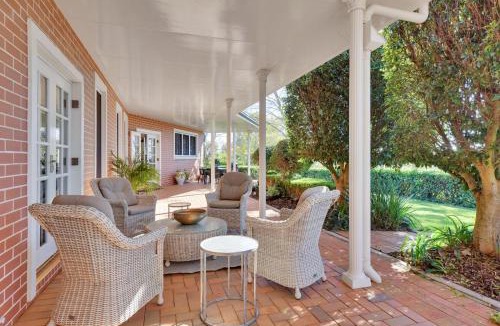 Cotswold Hills House | Spacious Bright & Luxurious 5BR Family Retreat