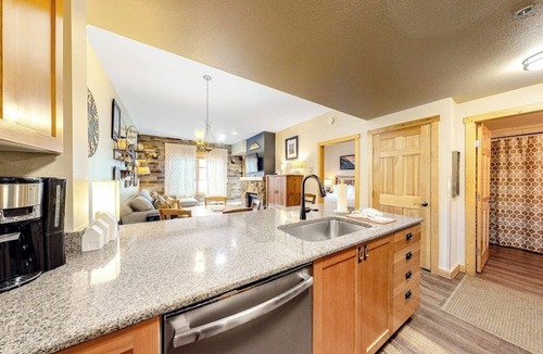 Copper Mountain Village Condo | Spacious & Bright Condo W/Shared Pool, Easy Ski Access & Free WiFi