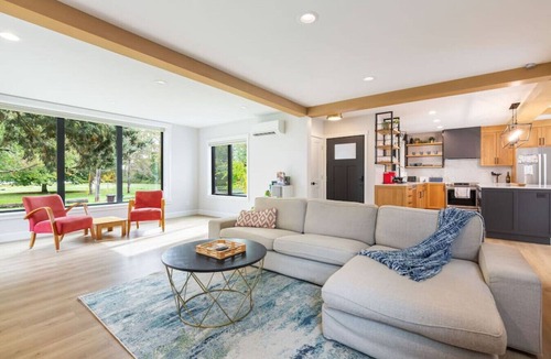 Matthews Beach House | Spacious & Bright ~ Water View