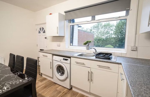 Staple Hill Apartment | Spacious Bristol Flat, 3 Bedrooms, Sleeps upto10-Ideal for Contractors