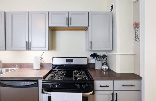 Ashfield House | Spacious Broadway Home Downtown Western Modern Charm