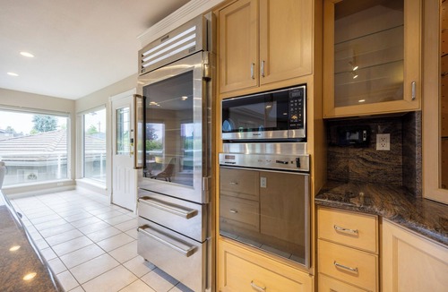 Burnaby House | Spacious Burnaby 4BR | 3 King Beds | Near SFU