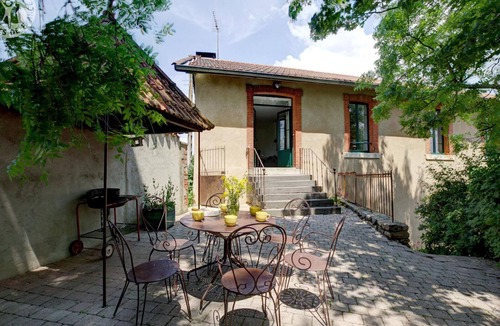 Saint-Just-la-Pendue Cottage | Spacious countryside home with jacuzzi, sauna and outdoor games