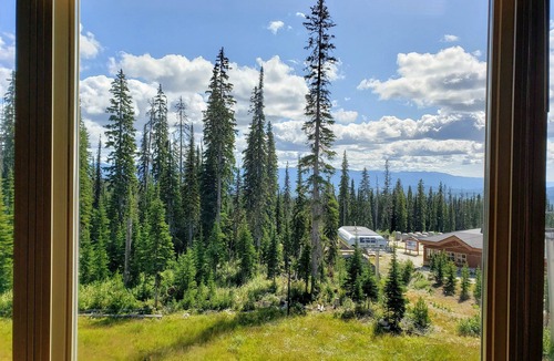 Big White Ski Resort House | Spacious "Cabin Feel" Townhouse in Happy Valley