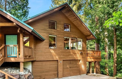 Cedar Heights House | Spacious Cabin Style Home with Hot Tub, Sauna, AC, King Bed, Loft, Free Parking