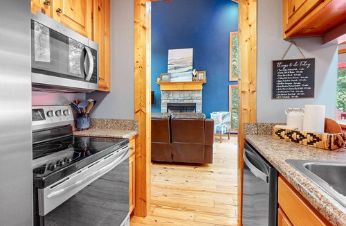 Talking Rock Cabin | Spacious cabin w/ access to shared pool/tennis