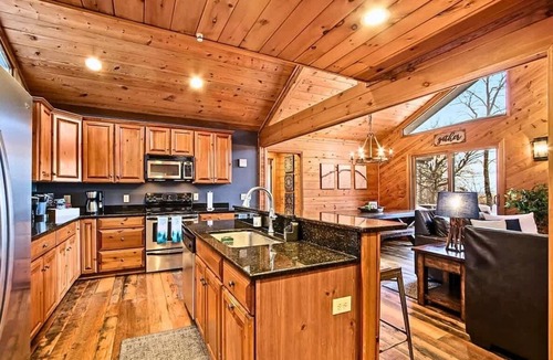 Beech Mountain Cabin | Spacious Cabin w/Hot Tub Close To Ski Lifts