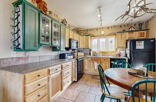 Drake House | Spacious cabin with stunning views, wifi, fully stocked kitchen & W/D