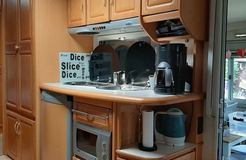 De Cocksdorp Ski Chalet | Spacious caravan with fixed awning and sheltered garden