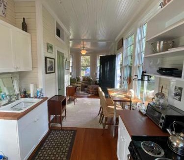 Upper Montclair House | Spacious Carriage House in Montclair -accessible to MetLife Stadium, Newark Airport &NYC -新泽西州蒙特克莱尔小镇 -宽敞的独立房 -近世界杯赛场, 纽约曼哈顿, 纽瓦克机场