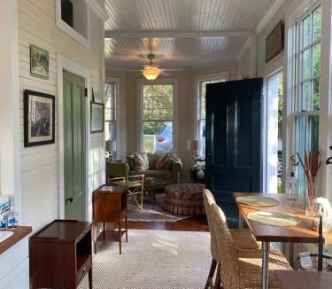 Upper Montclair House | Spacious Carriage House in Montclair -accessible to MetLife Stadium, Newark Airport &NYC -新泽西州蒙特克莱尔小镇 -宽敞的独立房 -近世界杯赛场, 纽约曼哈顿, 纽瓦克机场
