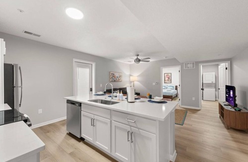 University Circle Apartment | Spacious & Central | 2 Bedroom | CLE Clinic
