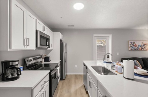 University Circle Apartment | Spacious & Central | 2 Bedroom | CLE Clinic