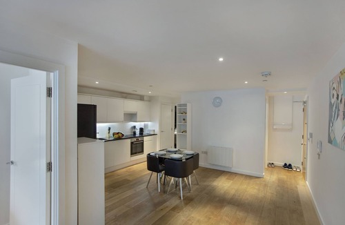 Fairfield Apartment | Spacious Central Croydon Apartment Sleeps 4!
