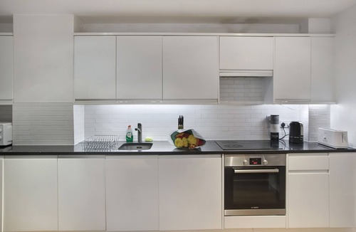 Fairfield Apartment | Spacious Central Croydon Apartment Sleeps 4!